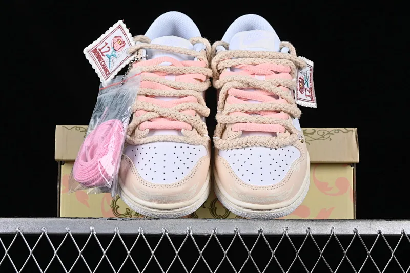 All Categories Nk SB Dunk Series Nk SB Dunk Low Low-top sneakers Nk Dunk Low Retro vibe style Rose cloth patch Brown and white distressed oxidation SB strap casual sneakers DH9765-100